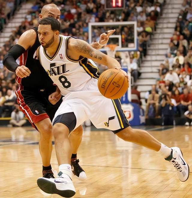 埃因霍温训练开放日，国际比赛日篮板制胜引欢呼，NBA常规赛在即，高层口径保持一致(埃因霍温青年队vs阿贾克斯青年队)